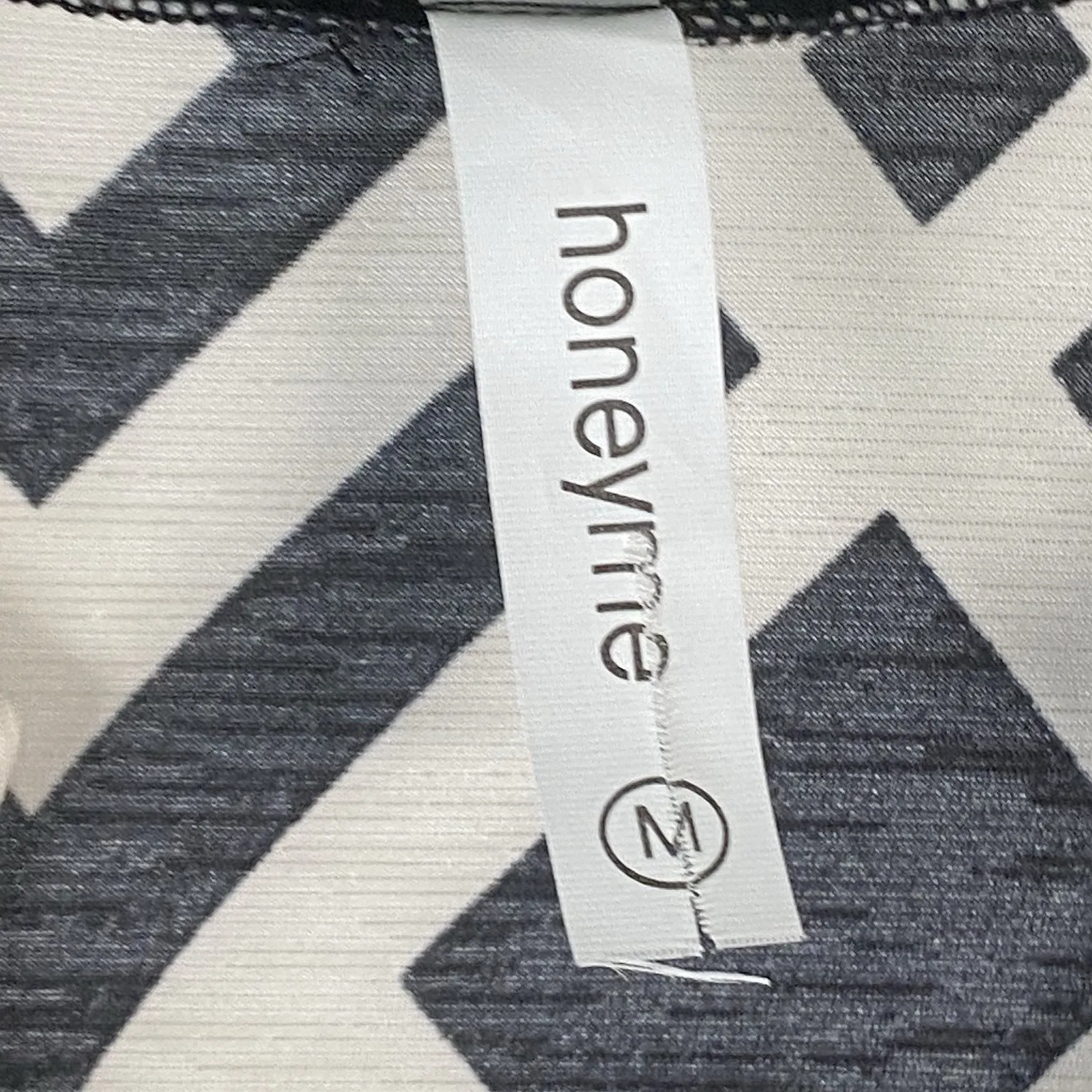 Honeyme Dress Women's Size Medium Gabby 3/4 Sleeve Black White Geometric V-neck - Image 3
