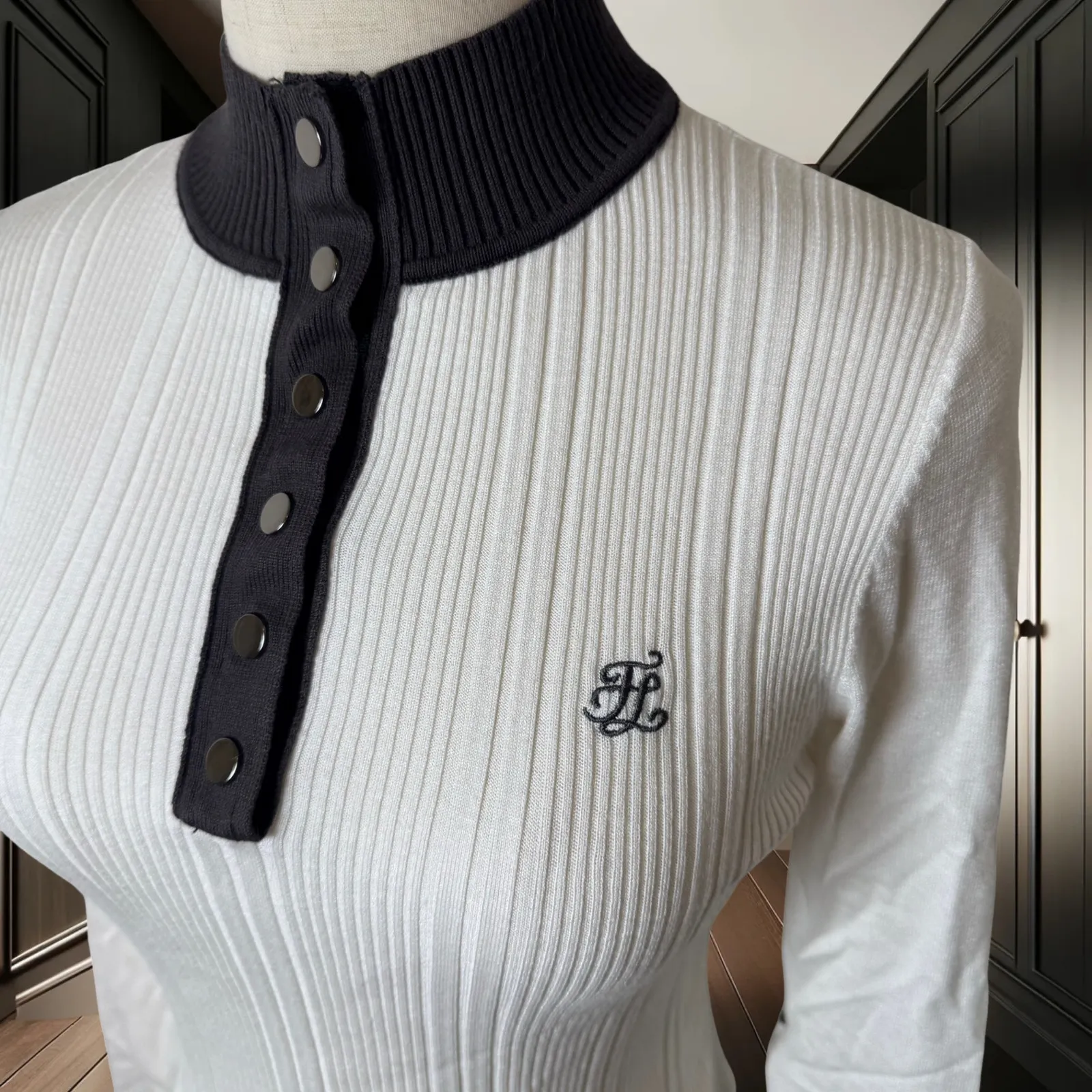 ⛳ Elegant Women’s Knitted Golf Top – Contrast Collar Long Sleeve in White & Gray - Image 3
