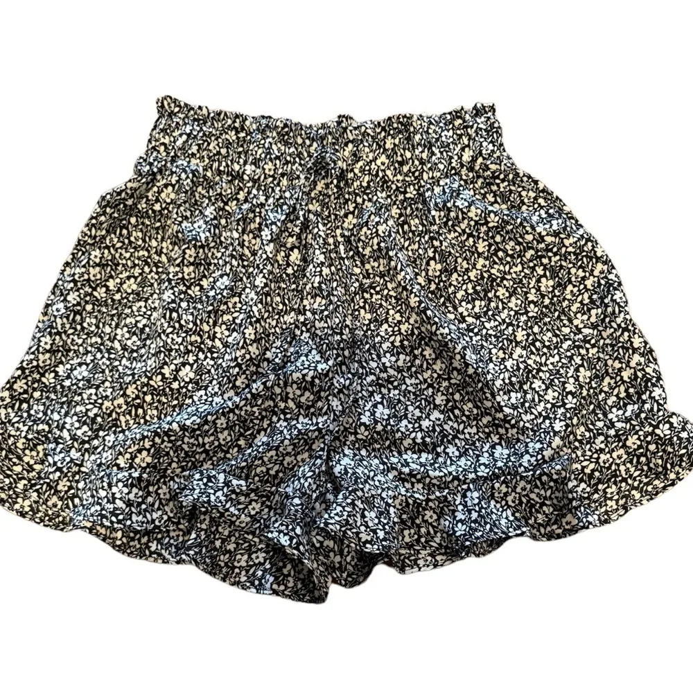 Women’s Paper Bag Ruffled Shorts Size M - Image 2