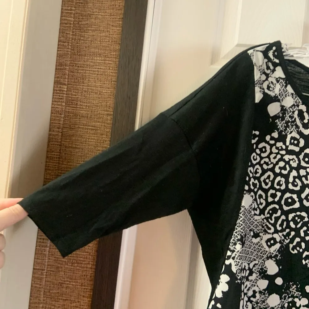 A.Byer Black/White Print 3/4 Sleeve Hi-Low hem Top S - Image 4