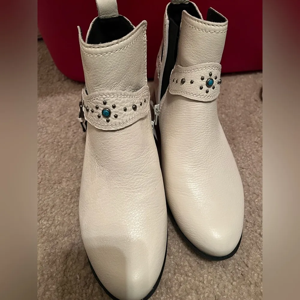 Women’s white zodiac turquoise short booties Size 9 - Image 5