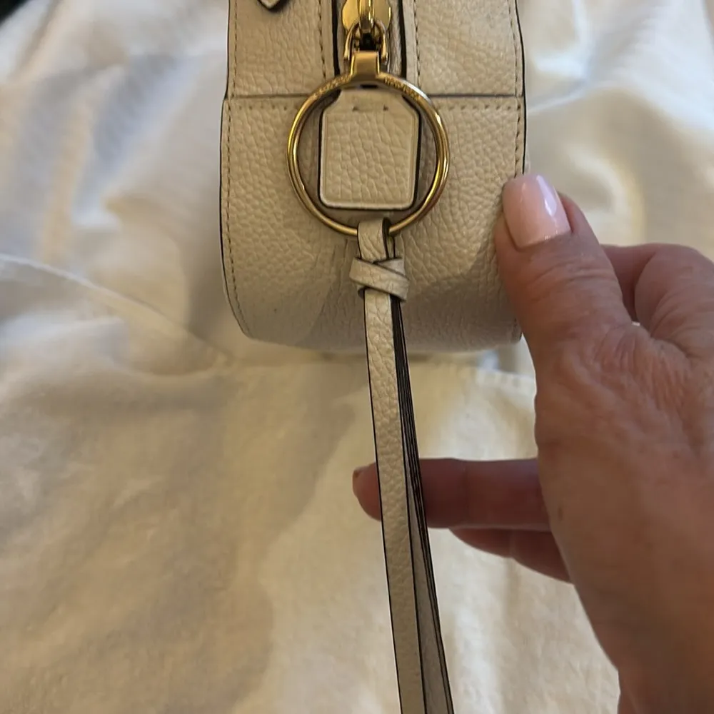 CROSSBODY LEATHER IS OFF WHITE/BONE COLOR GOLD HARDWARE ZIP CLOSURE ON TOP - Image 16