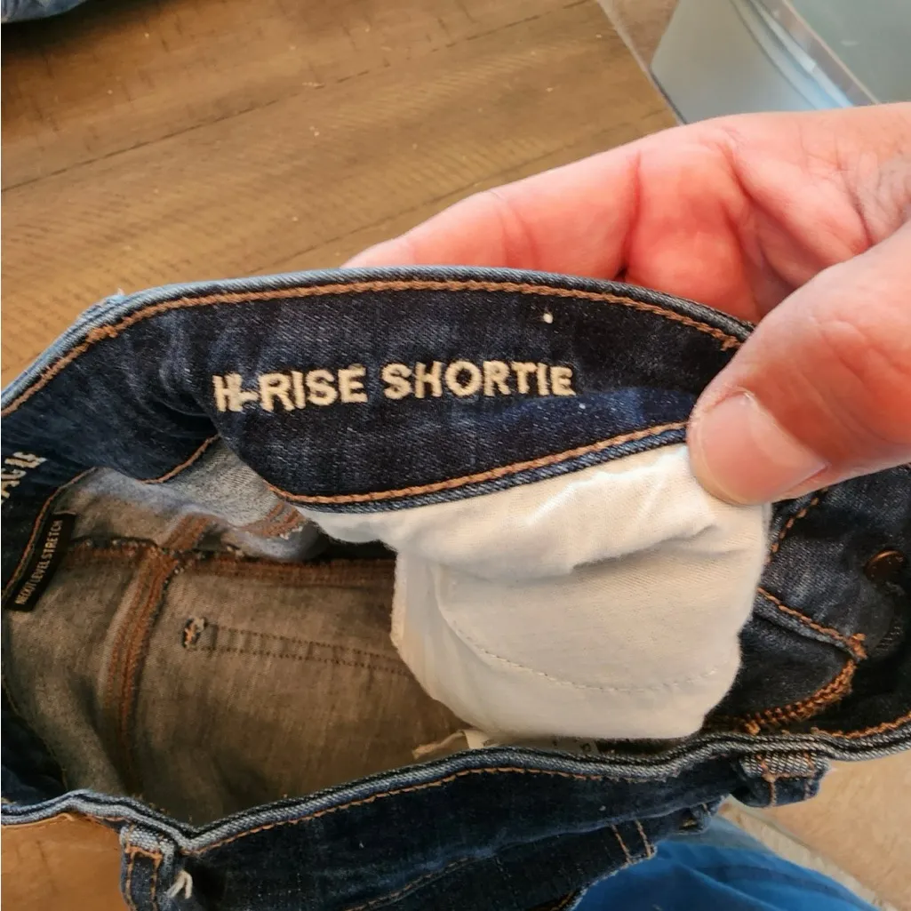 American eagle high rise shortie Distressed jean shorts size 2 - Image 4