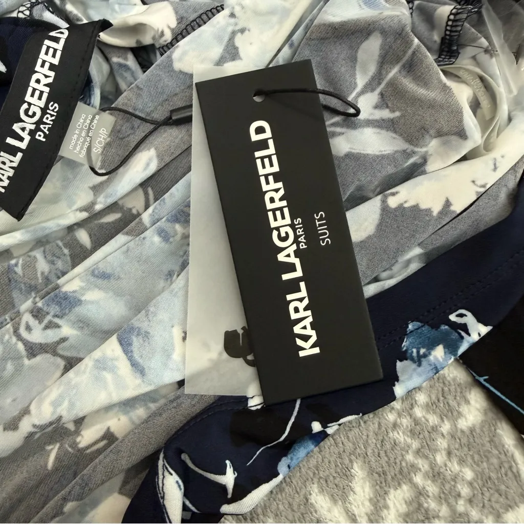 NWT Karl Lagerfeld Blue White Floral Mock Neck Blouse Pearl Buttons‎ Size Small - Image 8