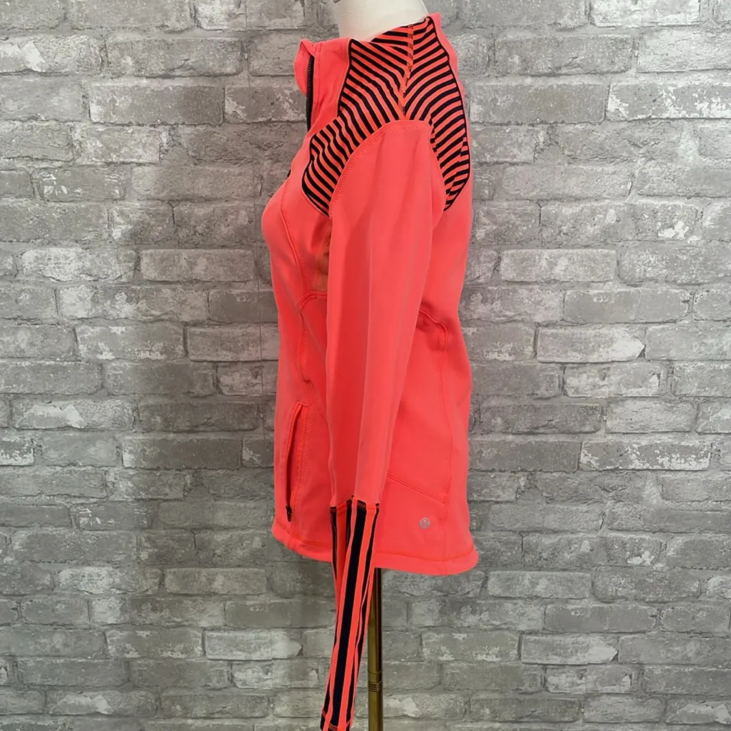 Lululemon Forme Jacket
Light Flare / Classic Stripe Light Flare Inkwell /Inkwell - Image 7