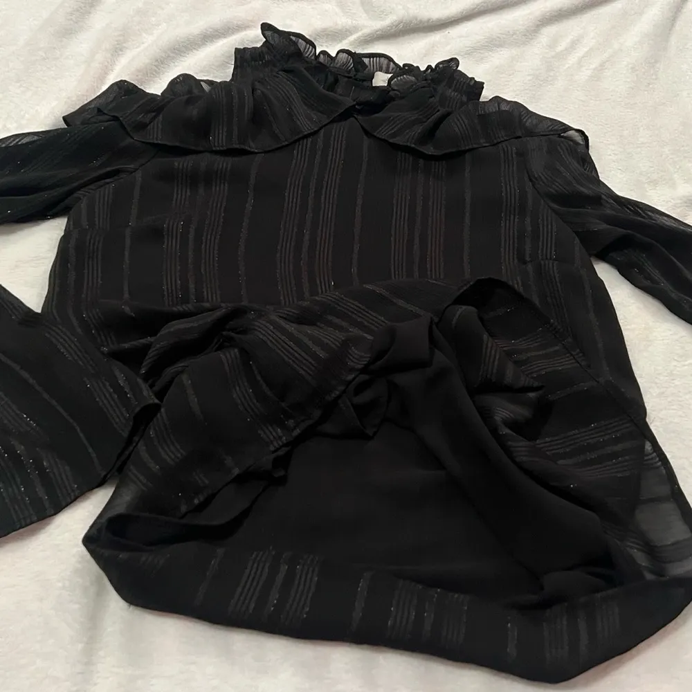 NEW Wayf Cold Shoulder High Ruffle Neck Long Sleeve Blouse Top Black Medium - Image 7