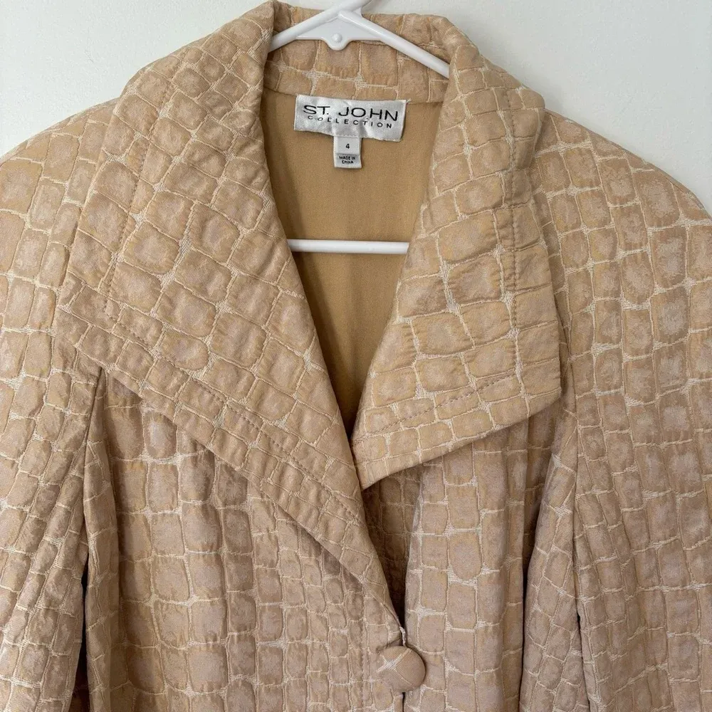 St. John Collection Cream Metallic Crocodile Print Suit Jacket Blazer Button - Image 3