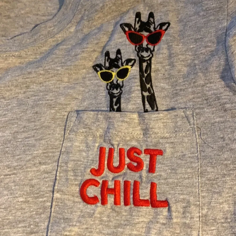 Messy Bun Just Chillin’ Giraffe Cropped Tee Med - Image 5