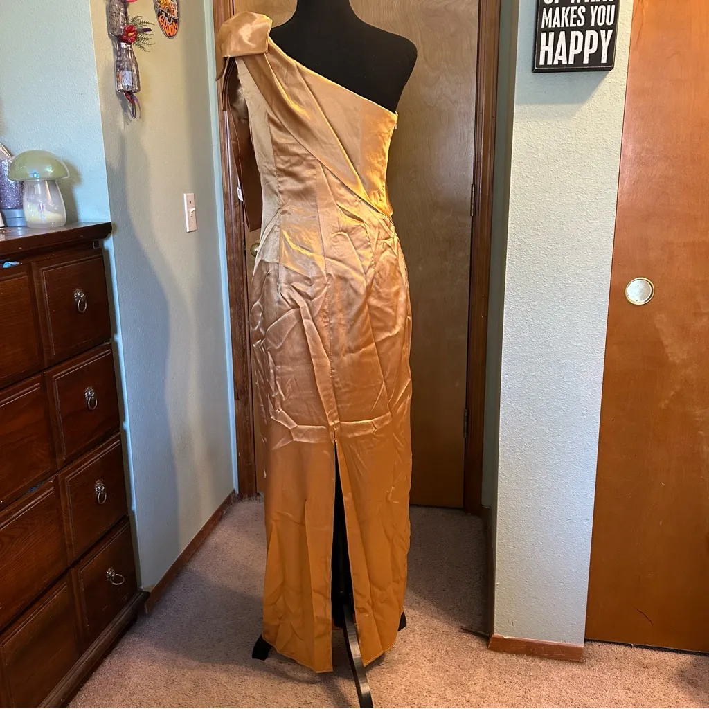 NWOT gold satin one shoulder prom dress with bow on shoulder back slit size 8 - Image 3