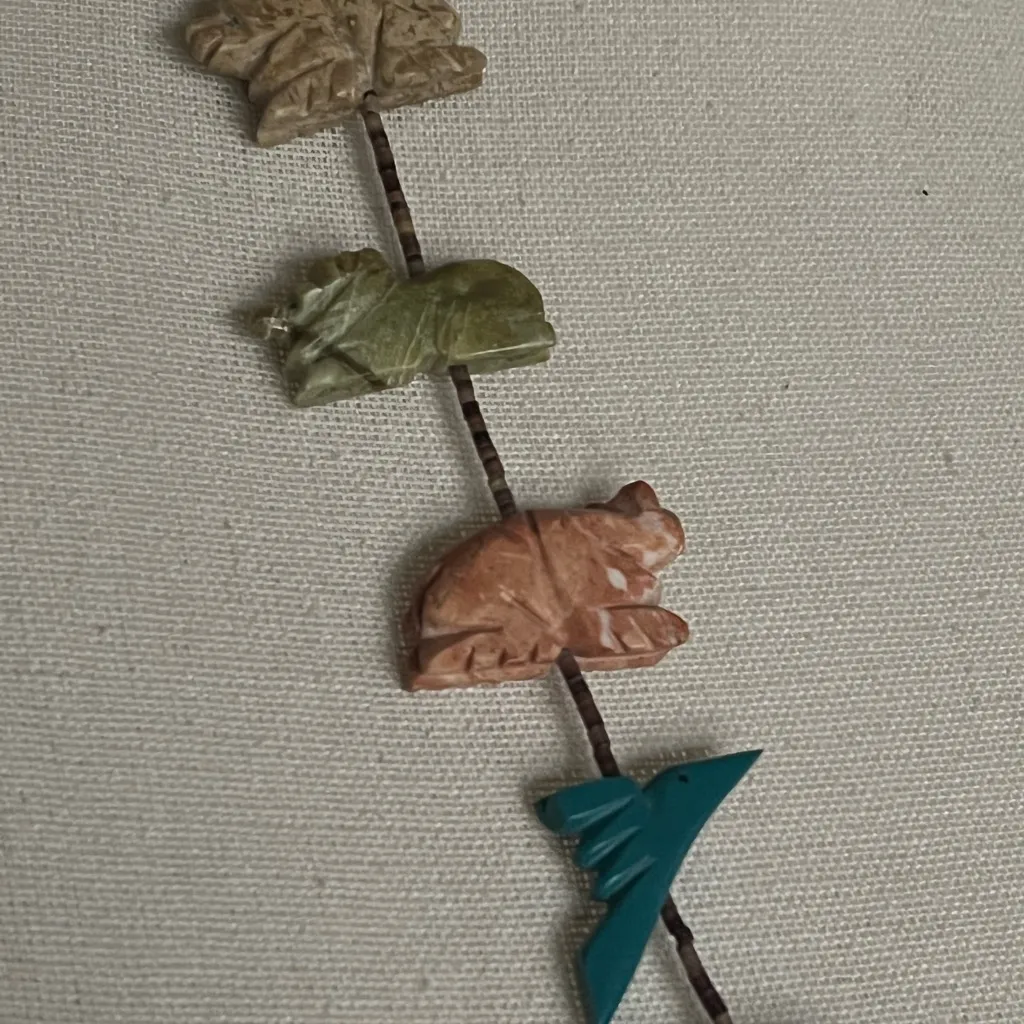 VTG.Native American Indian Bear Fetish Animal multi carved gemstone necklace. - Image 12