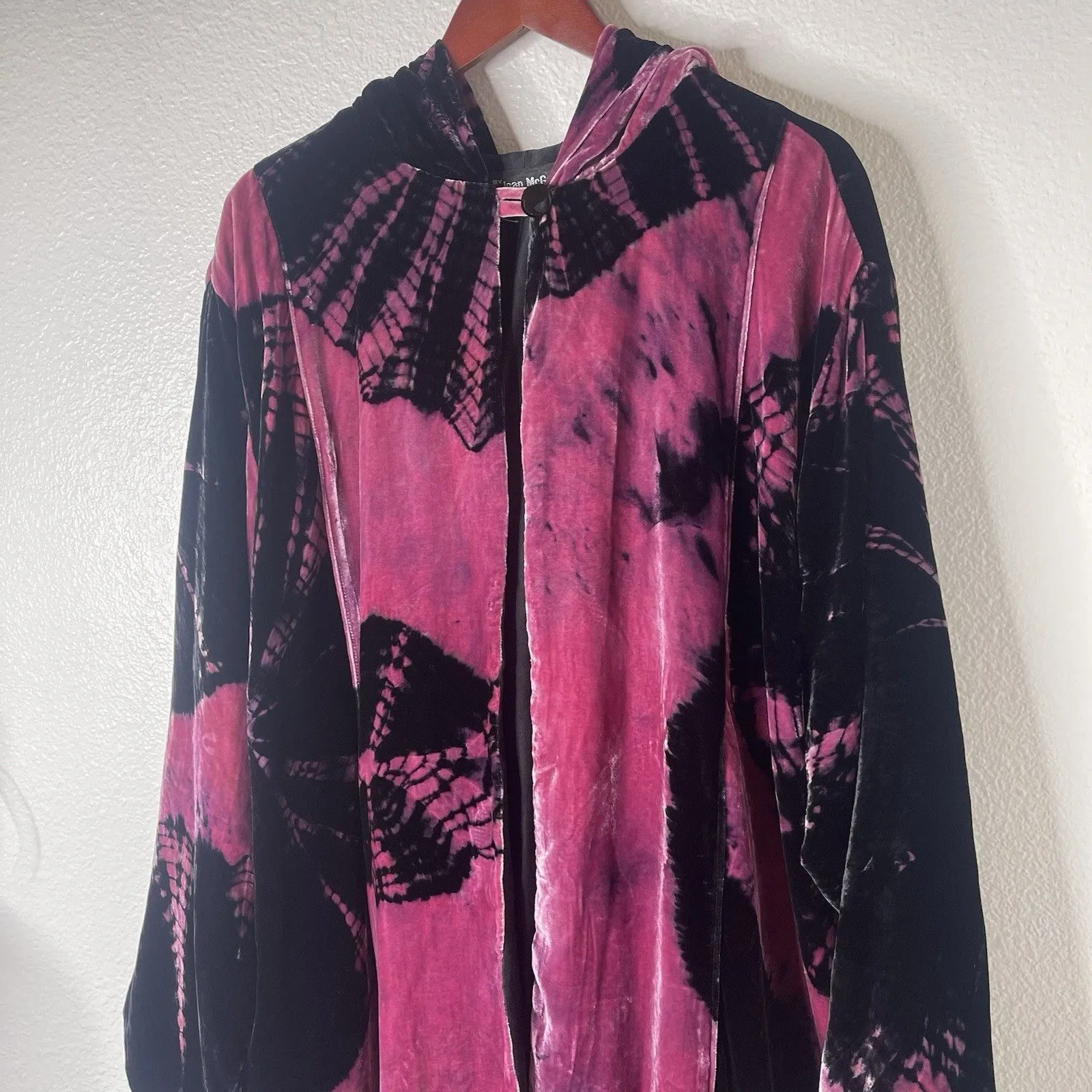 Vtg JOAN MCGEE L XL Open Cardigan Hooded Cape Jacket Black Magenta Velvet Shiney Size undefined - Image 3