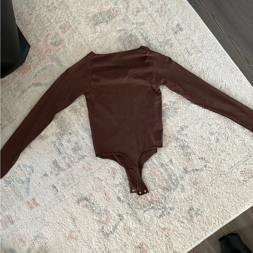 SKIMS Essential Scoop Neck Long Sleeve Bodysuit Cocoa - Image 2