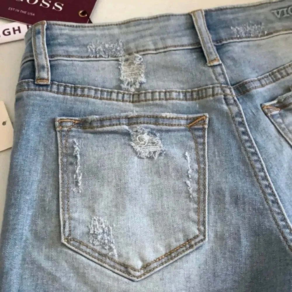 NWT VIGOSS light wash distressed Jean shorts size 24 - Image 6