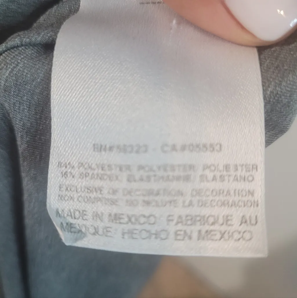 Nike Pro grey V-neck short-sleeved sports T-shirt. Size M. Pre-owned. - Image 5