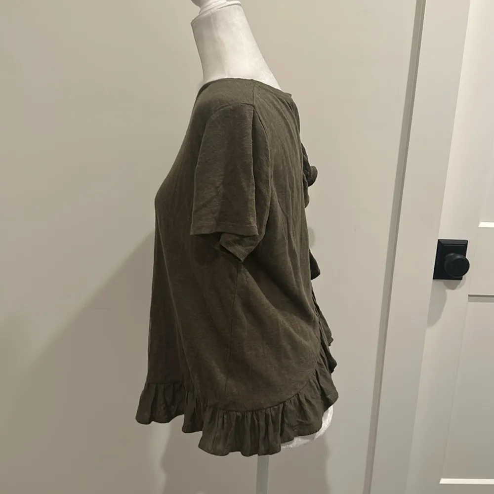 NWT JCrew Olive Green Linen Ruffle Tee Sz M - Image 2
