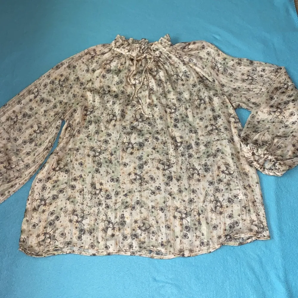 floral semi sheer long raglan sleeve smocked cuff ruffle tie collar size M - Image 2