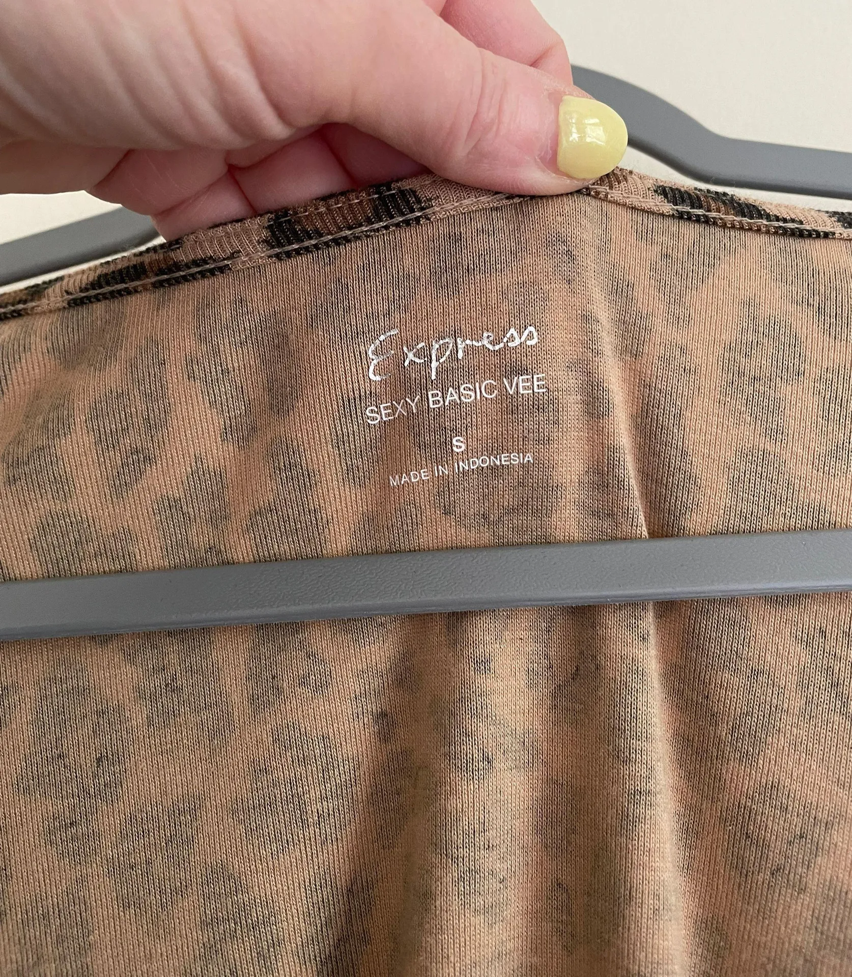 EXPRESS Sexy Basic Vneck Leopard Print - Image 9