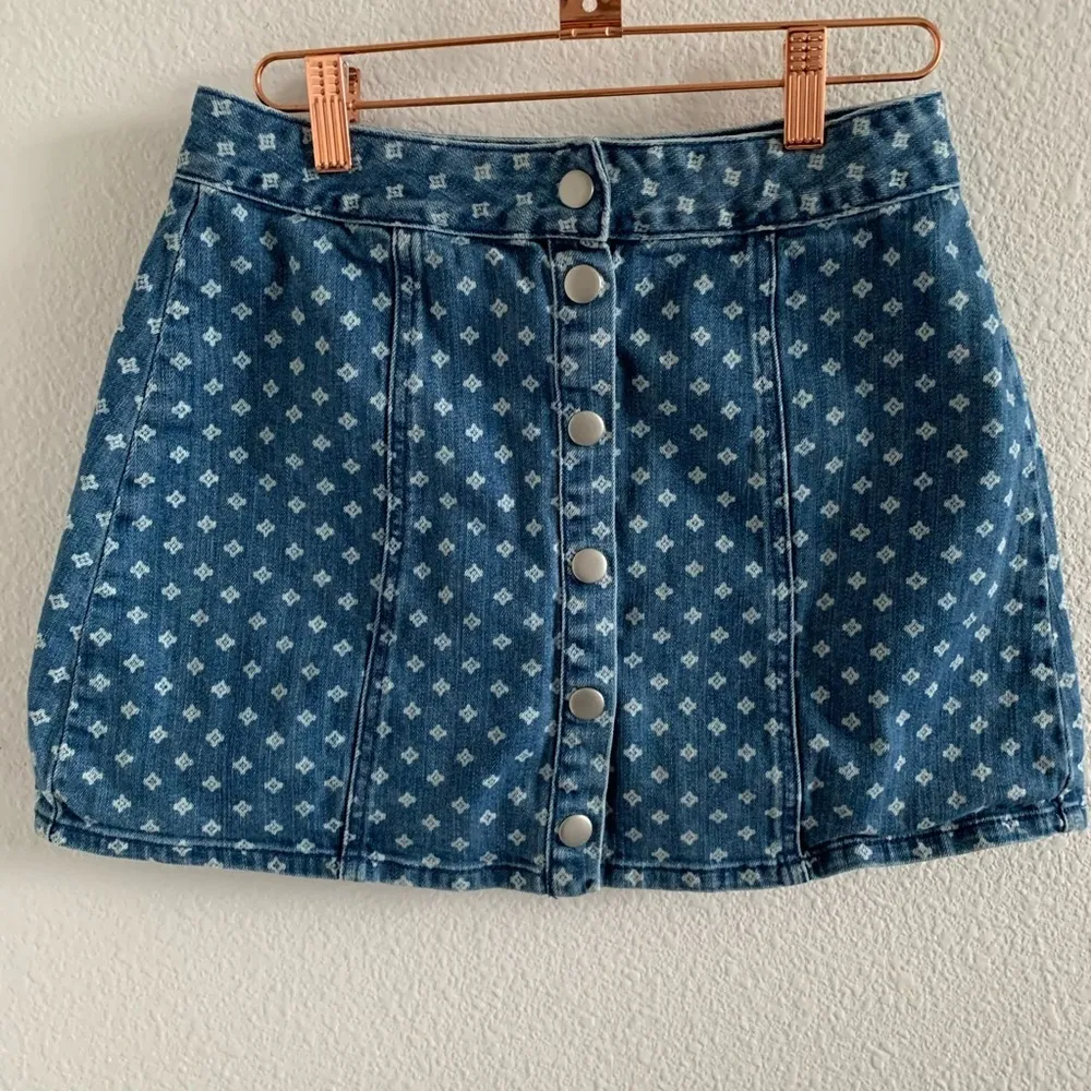 Kendall & Kylie Tile Print Denim Skirt Preppy Trendy Exposed Buttons Jean Skirt - Image 2