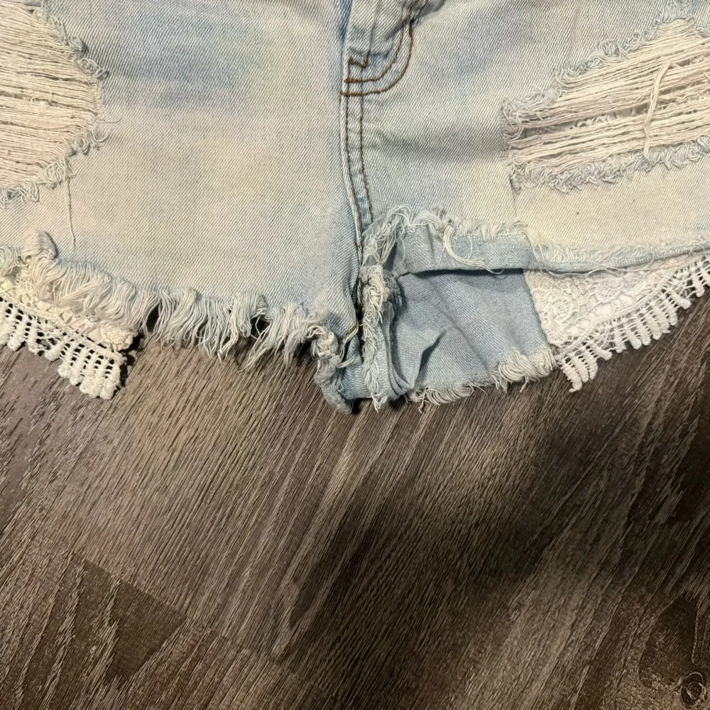 Mudd light wash Jean shorts with lace pockets - Image 3