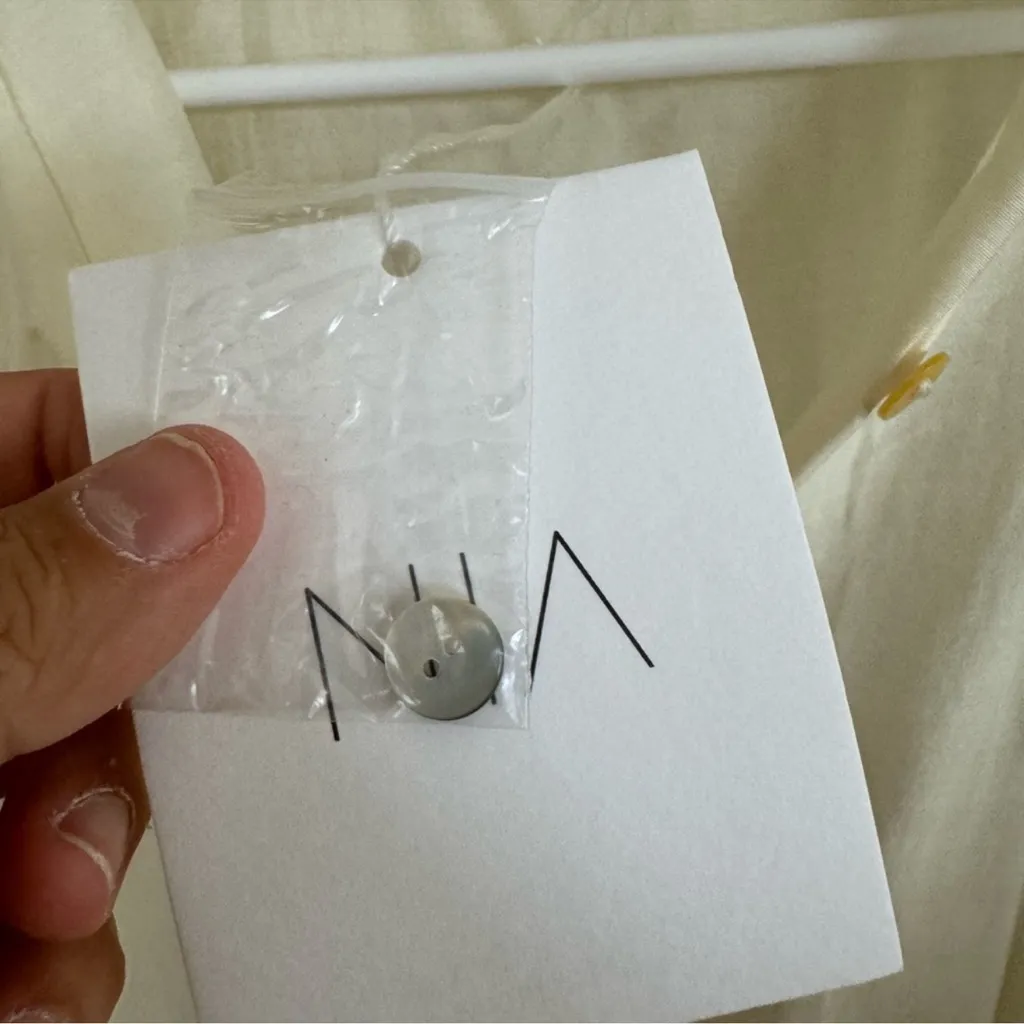 NWT NIA The Brand ivory oversized button front top size xs White - Image 4