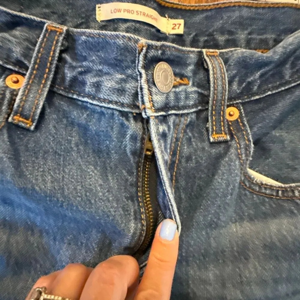 Levi’s low pro straight distressed dark wash jeans 27 - Image 9