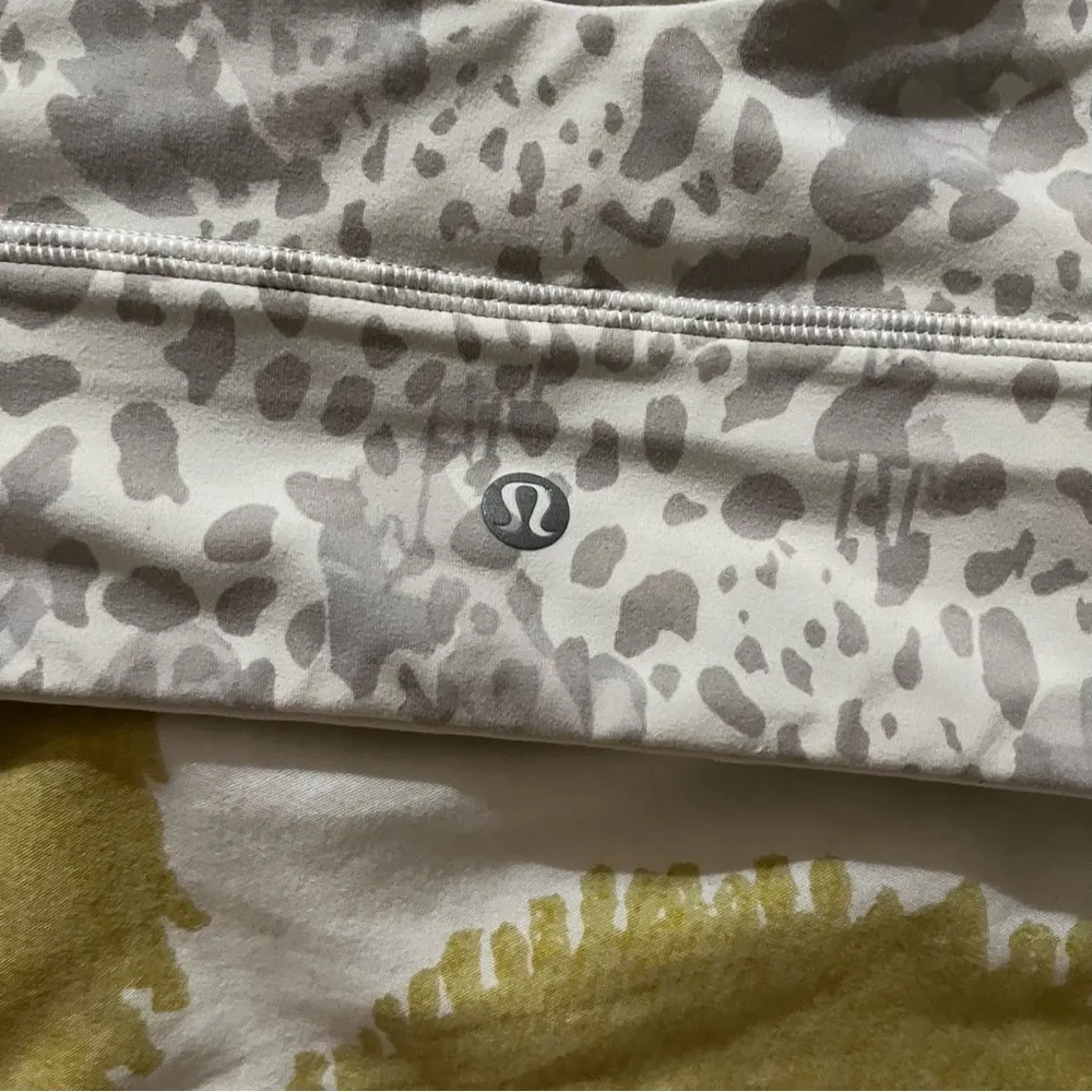 Lululemon align scoop neck sport bra size 6 white leopard c/d cup - Image 3