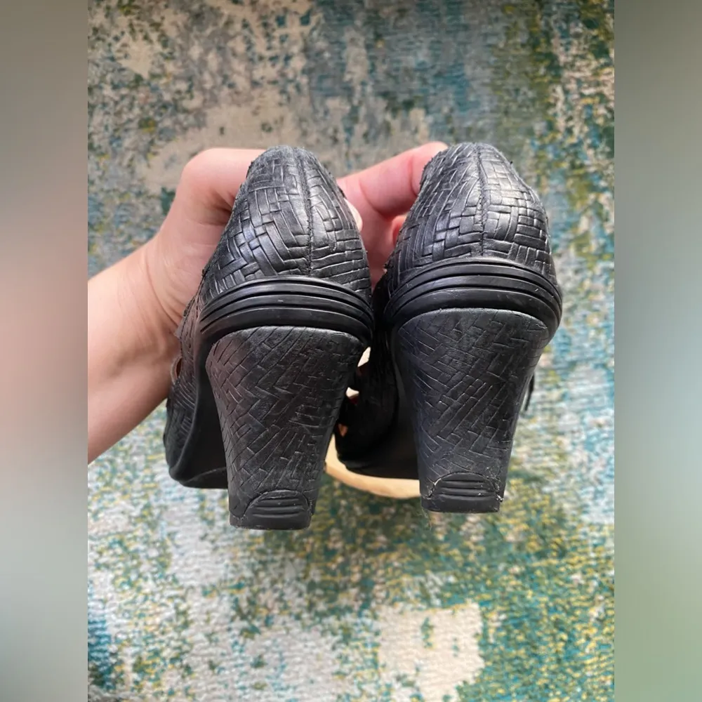 Gentle Souls black leather caged gladiator tie open heel sandals, size 7M - Image 4