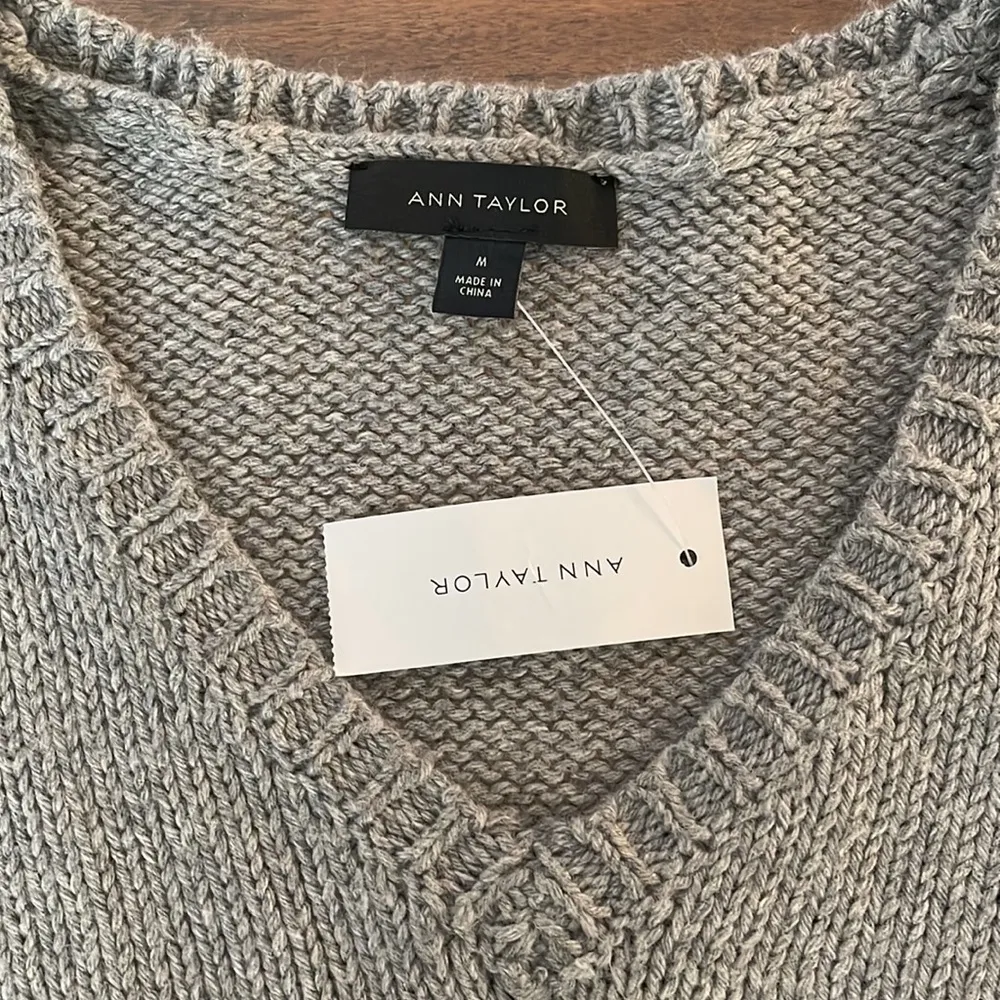 ANN TAYLOR COLOR-BLOCK POINTELLE V NECK SWEATER. - Image 2