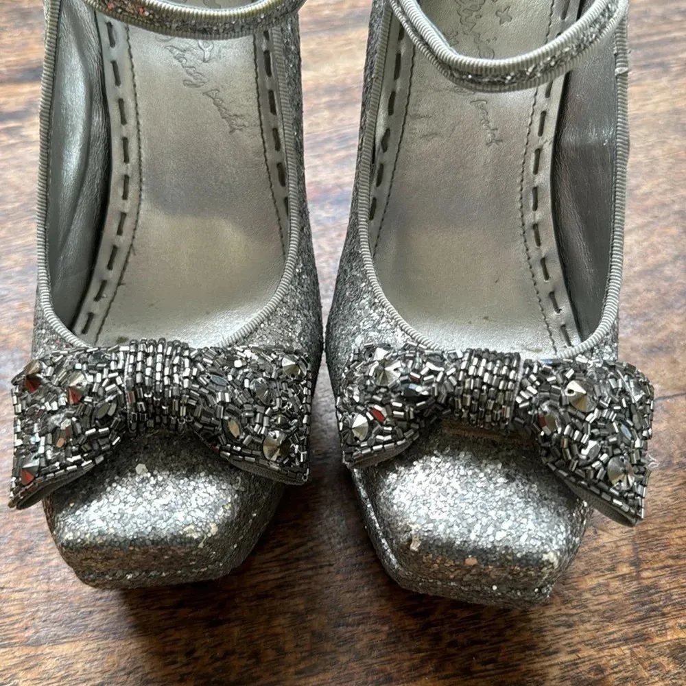 Alice + Olivia Gizelle Silver Glitter Heels
Size 7.5 or 38.5 - Image 11