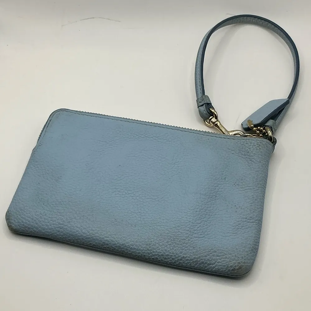 A Rare Vintage HTF Baby Soft Blue Leather Coach Wristlet Wallet - Image 3