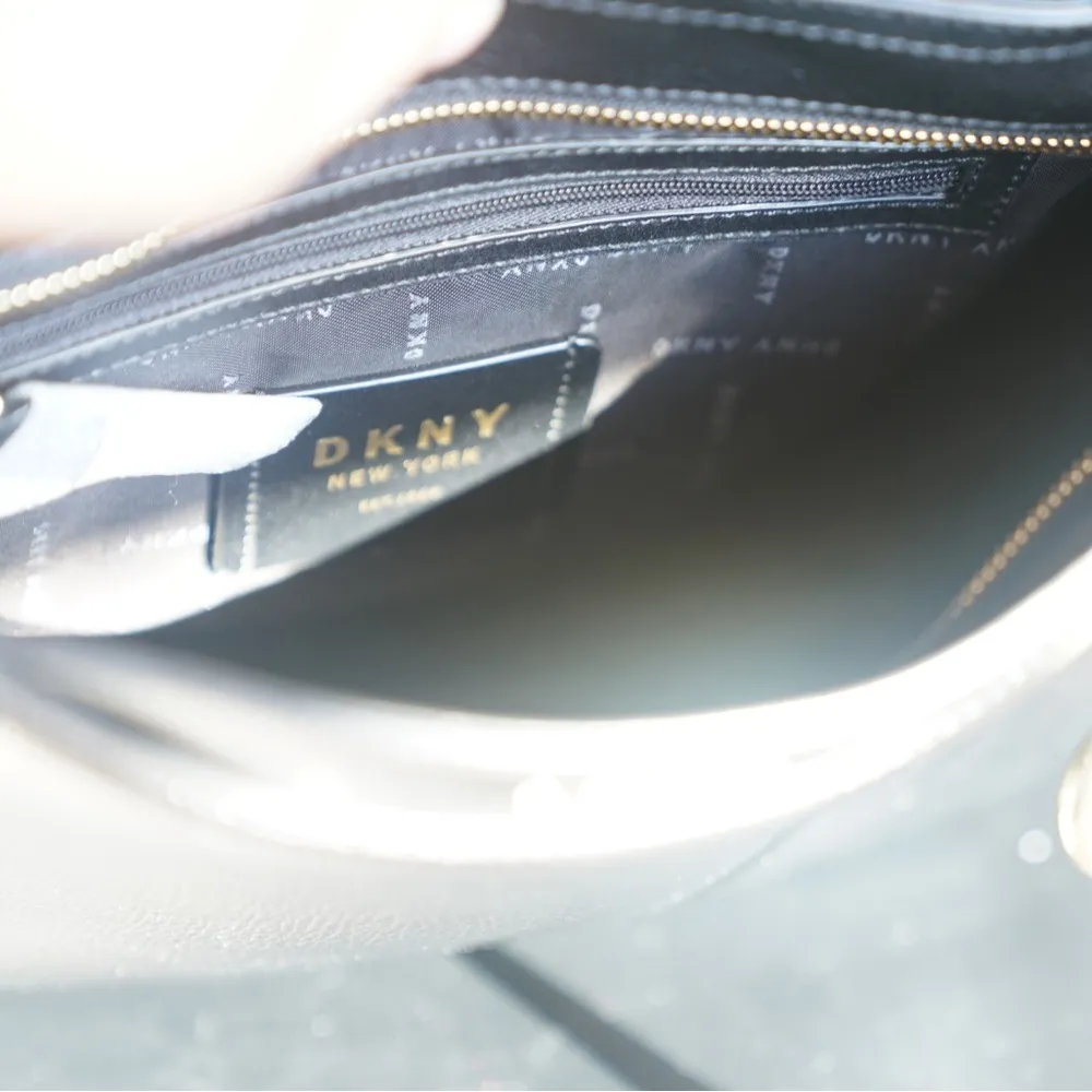 DKNY crossbody leather black bag. - Image 6