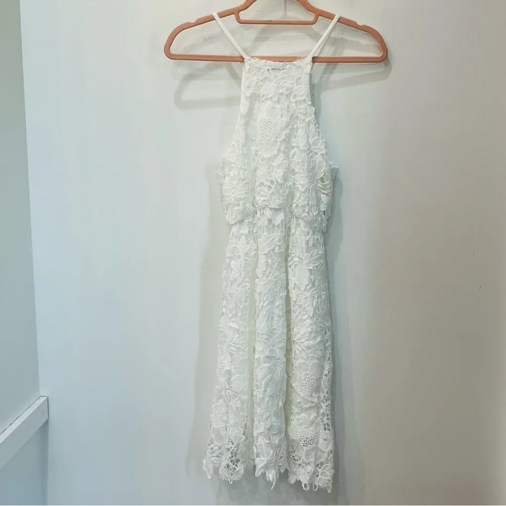 Acemi white lace halter style dress size small - Image 4