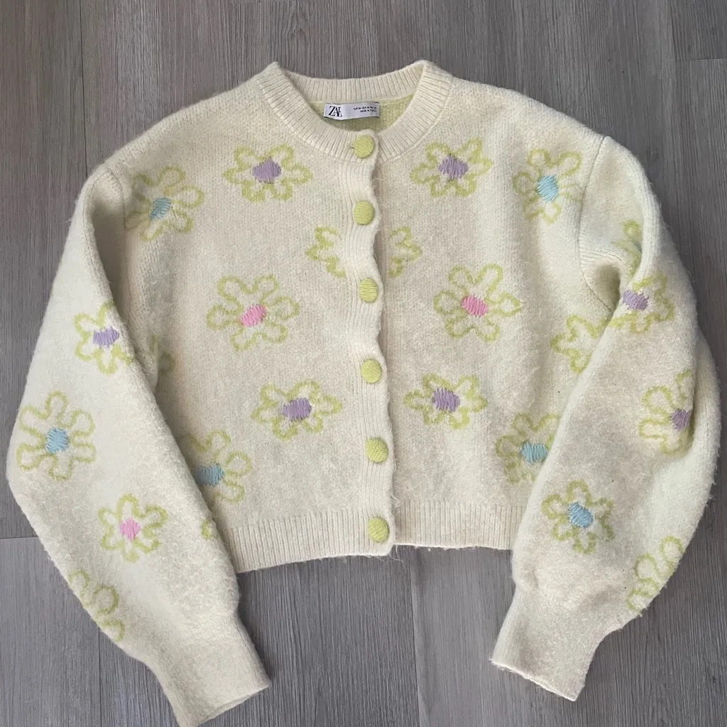 NWOT ZARA Floral Embroidered Button Down Cropped Sweater Cardigan size Medium - Image 4