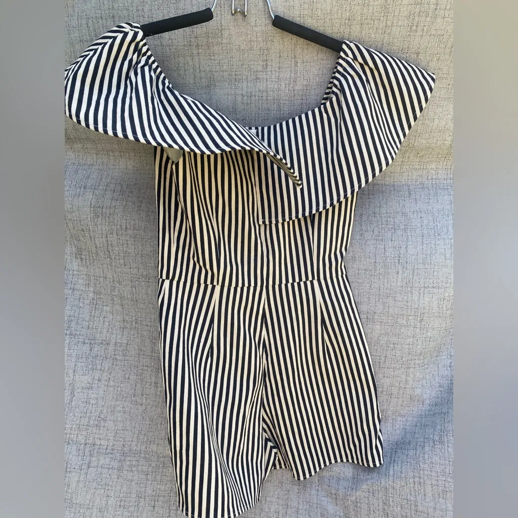 SUGARLIPS - Black and Cream Off the Shoulder Romper. Size XS - Image 5