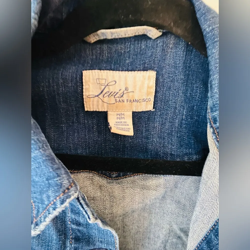 Levi's Levi’s women’s denim trucker jacket size/M - Image 2