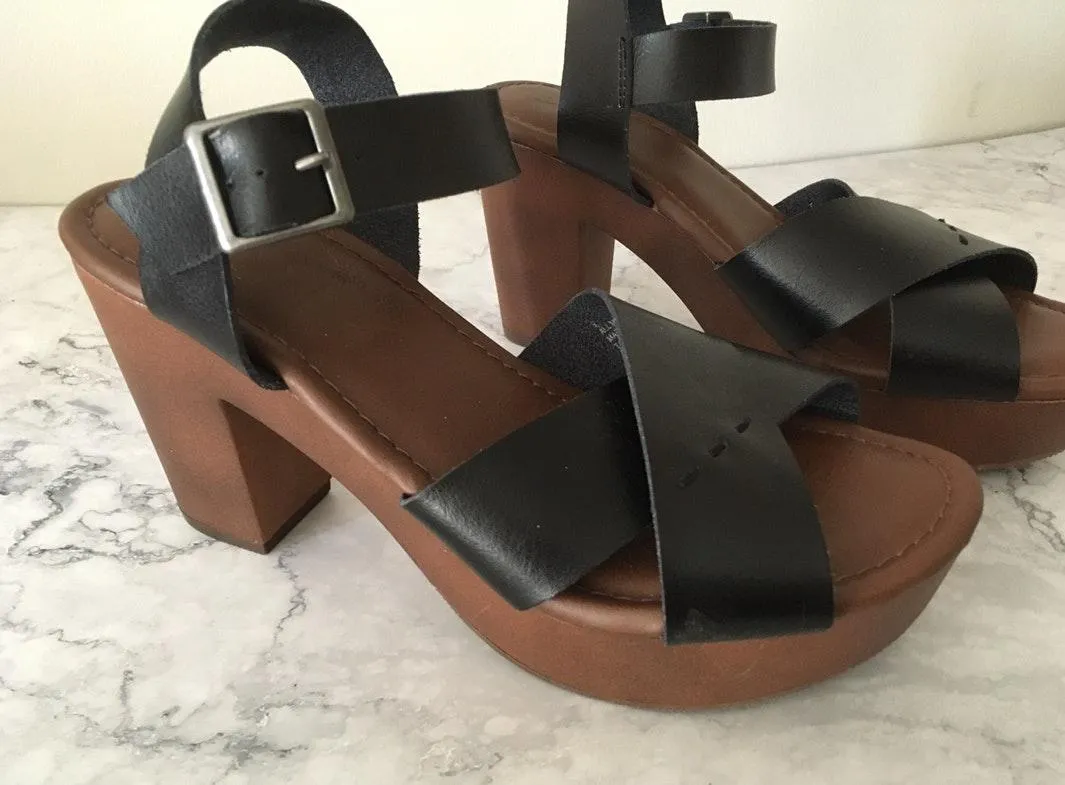 Black Heels/Sandals Size 9 - Image 4