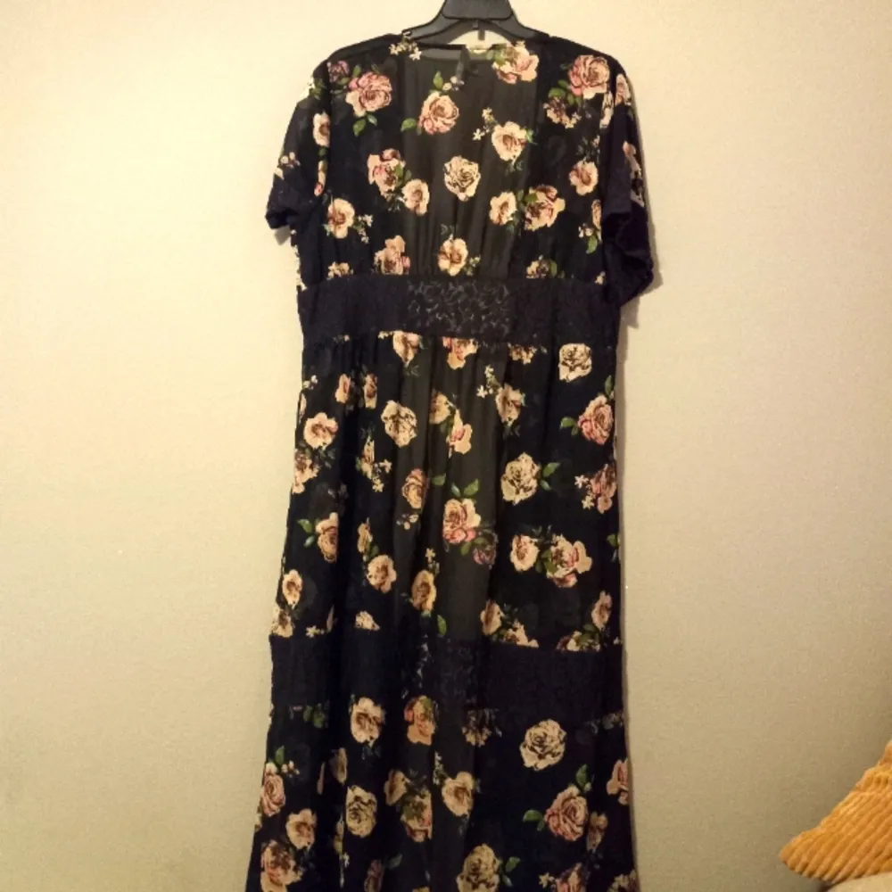 Live 4 Truth 2X Floral Maxi Duster in Roses on Black - Image 5