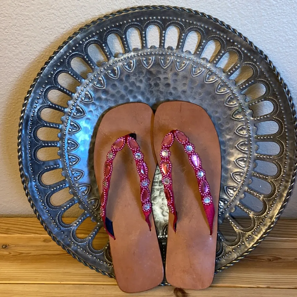 NEW! PINK Beaded Embellished Sequined Flip Flops Sandals Sz 6 - Image 2