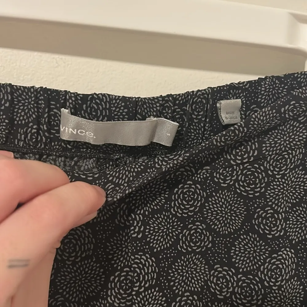 Vince 95% Silk Flower Printed Black Elastic Waistband Pants Size Small - Image 3