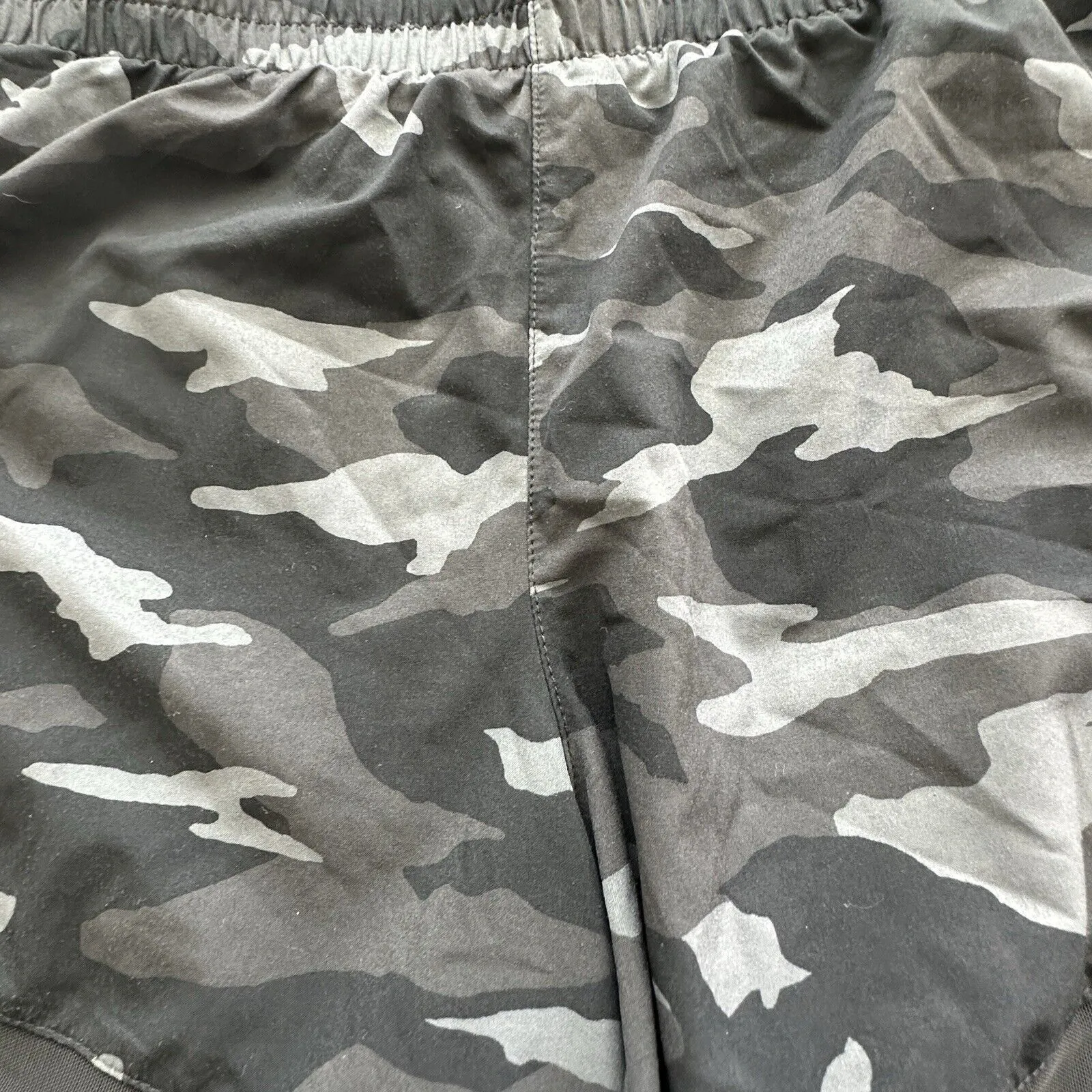 Athleta camo Printed Mesh Racer Run Short 4" gray Athletic Lined L - Image 6
