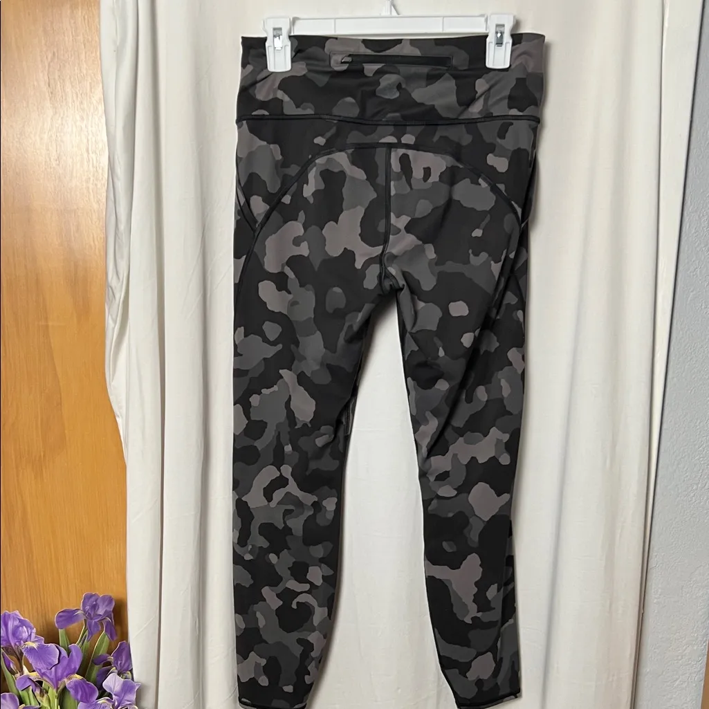 Athleta Women's Lightning Camo 7/8 Tight Size Medium - Image 7