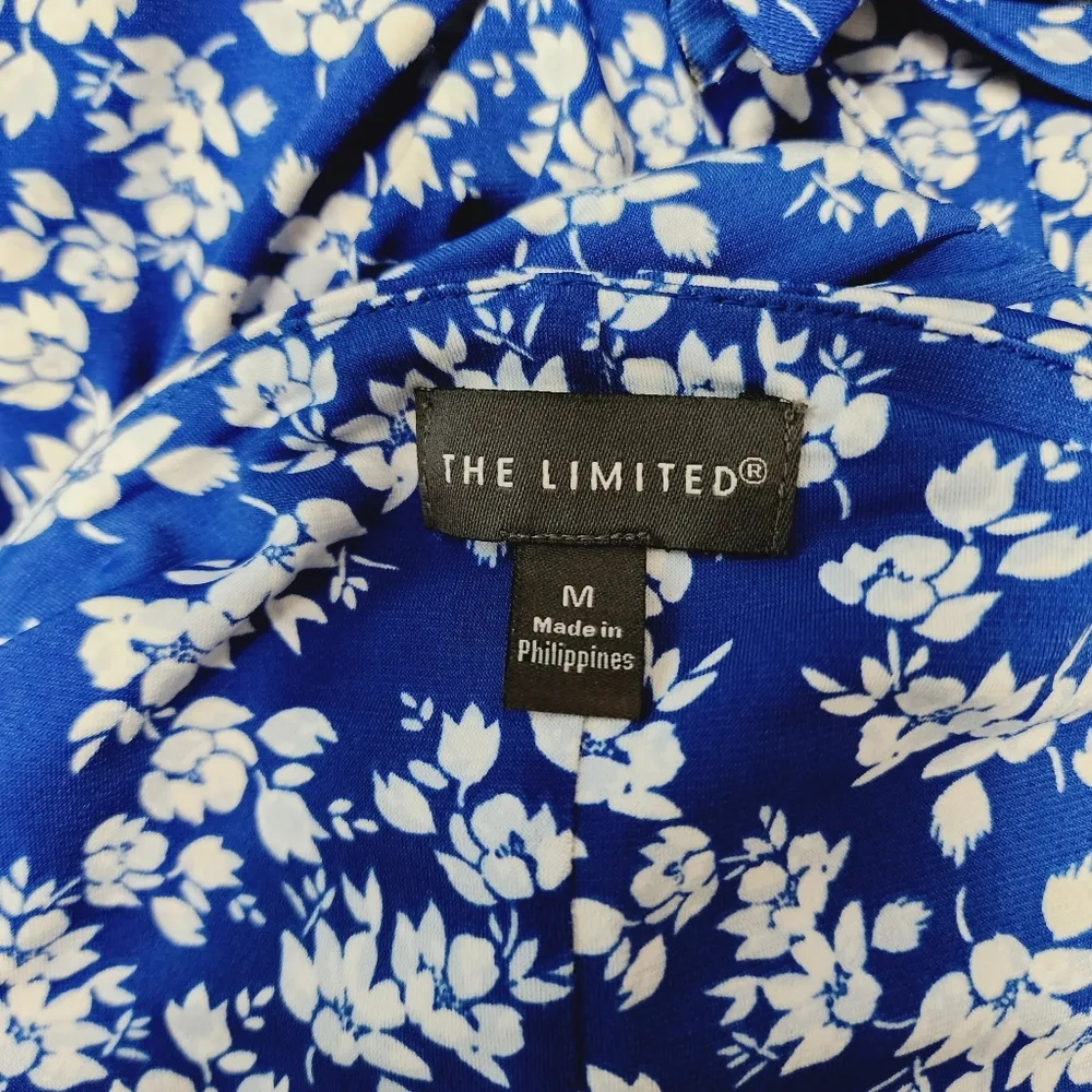 The Limited blue white floral cutout sleeve blouse size medium - Image 6