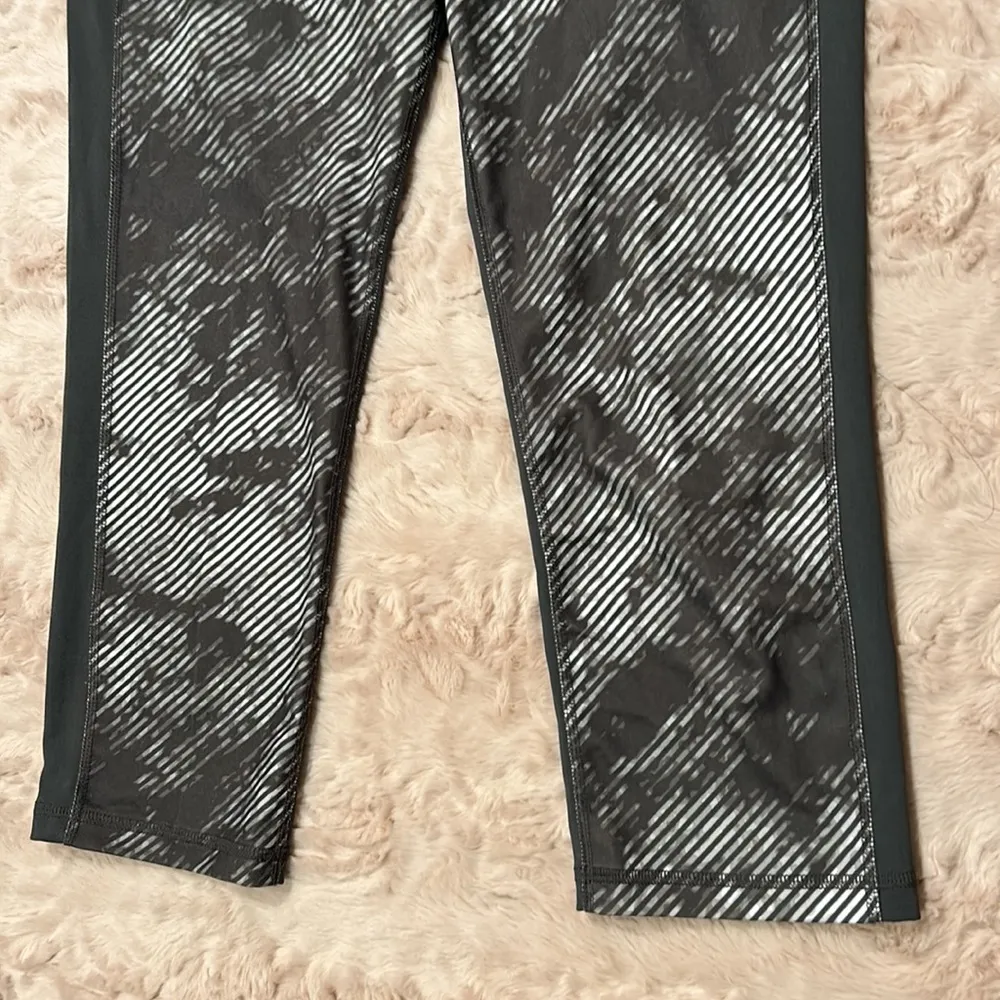 Old Navy  active tall L workout capri pant - Image 2