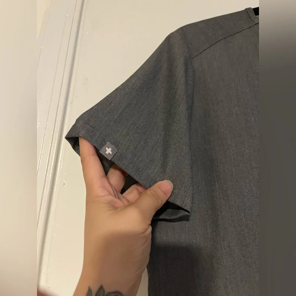 FIGS Grey one pocket scrub top technical collection size S - Image 6