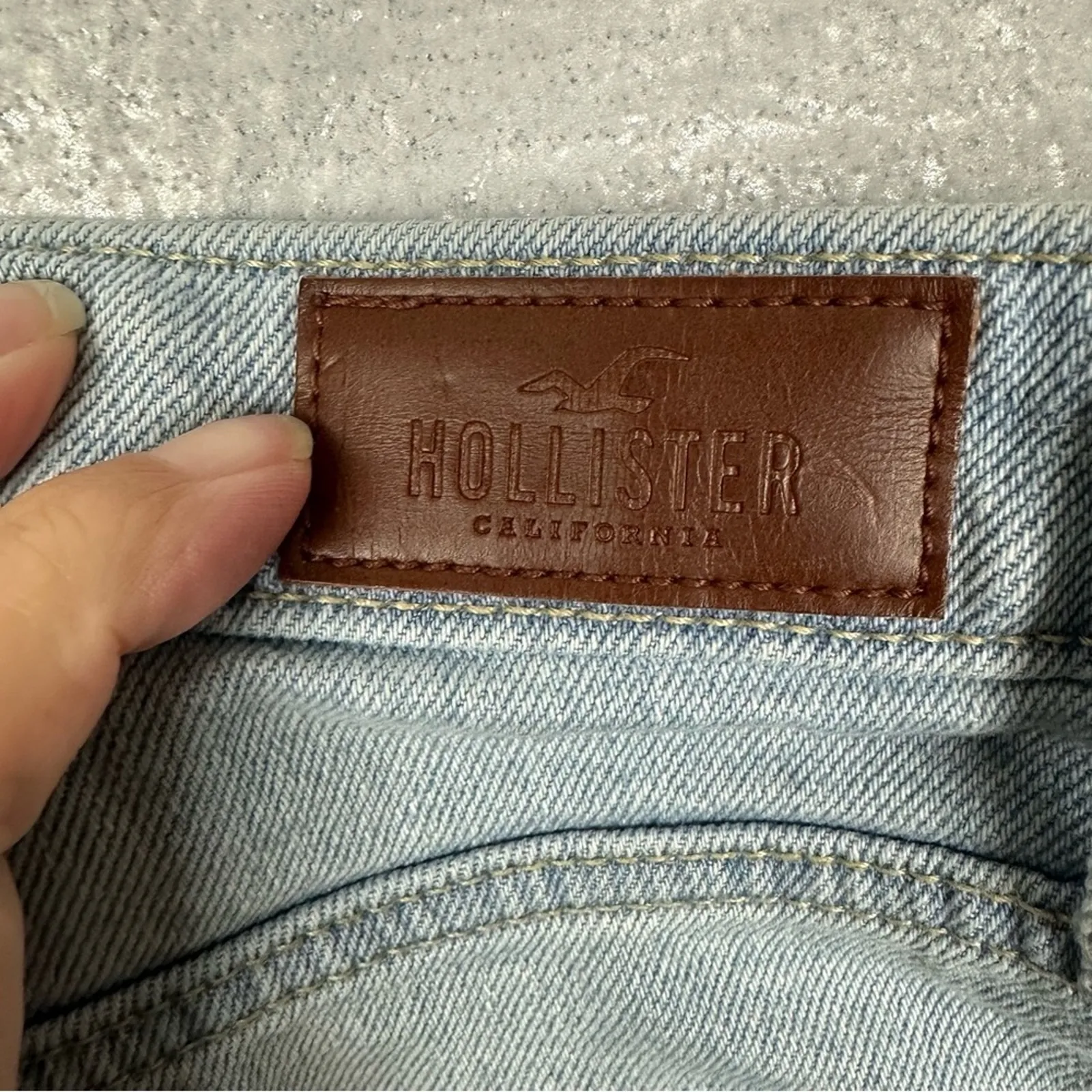 Hollister Ultra High Rise Mom Jeans Vintage Stretch Raw Hem Light Wash Size 15R - Image 4