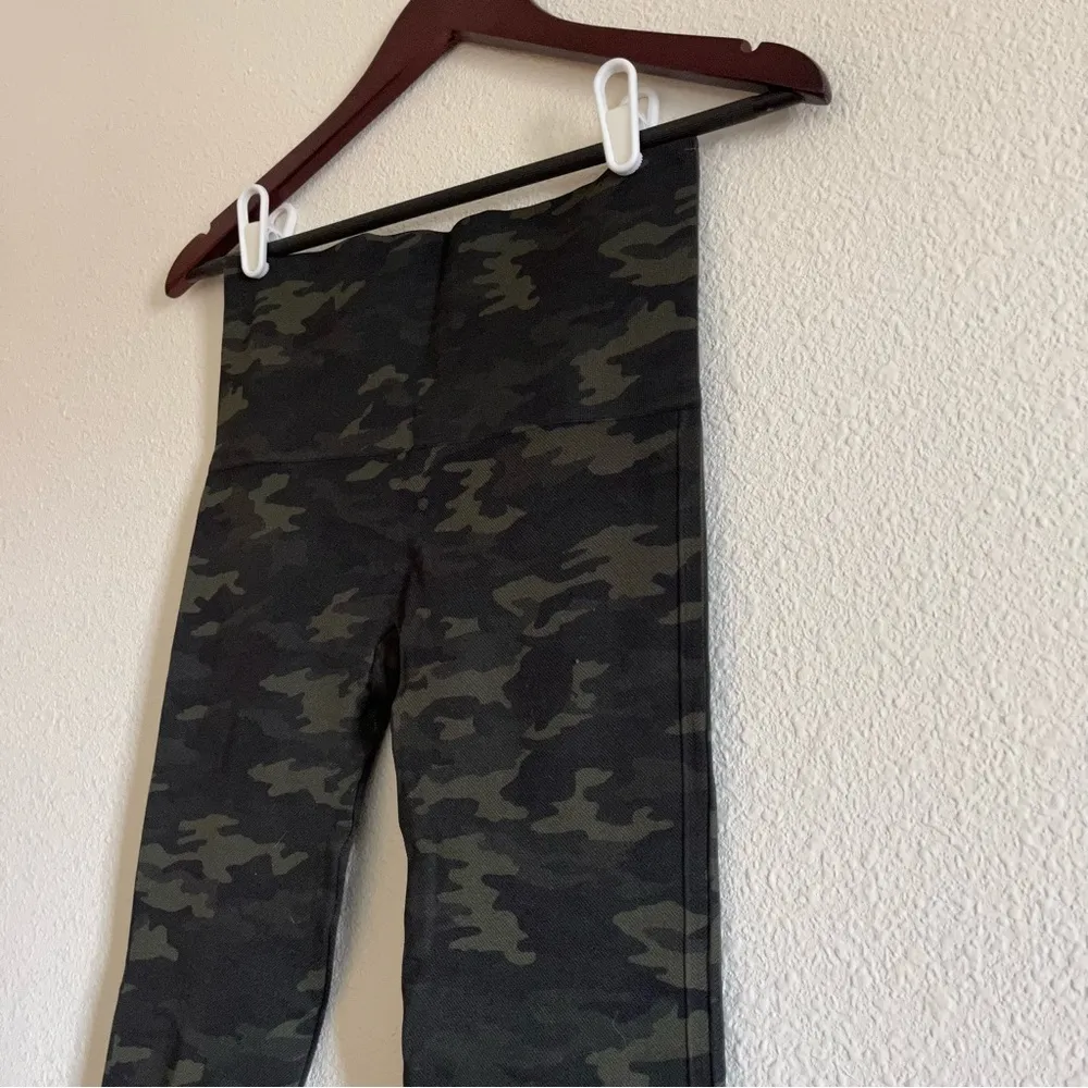 Look At Me Now Seamless SPANX Legging Size Medium Green Camo - Image 4