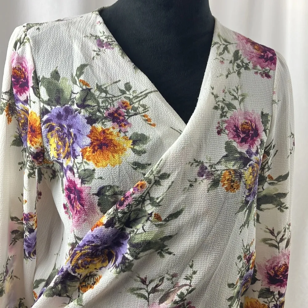Miley + Molly floral print long sleeves blouse size small - Image 2