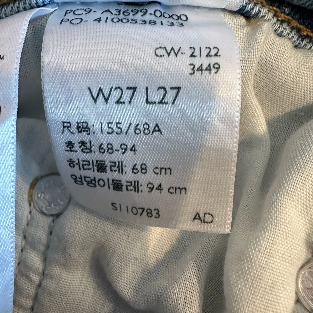 Levi’s Silvertab Mom Jeans 27x27 Baggy Distressed Light Wash - Image 10