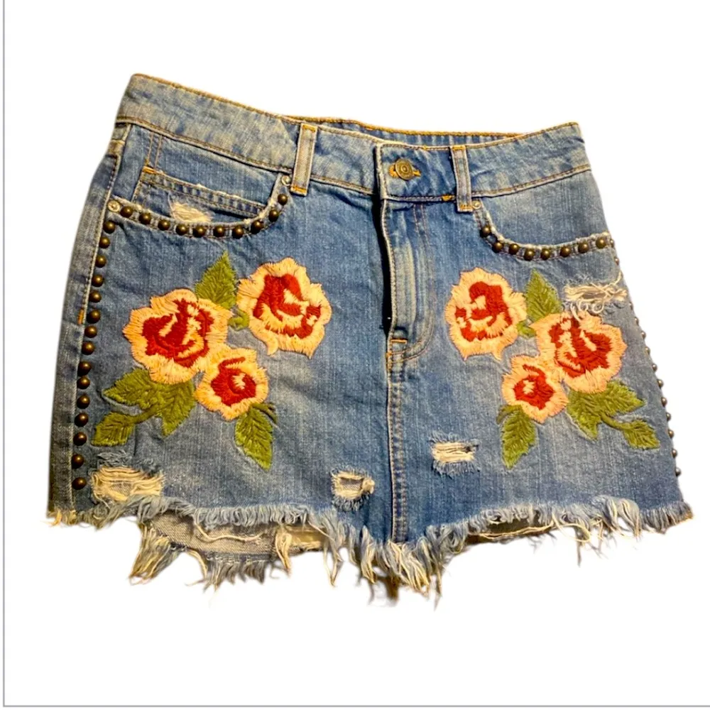 Free People Denim Skirt Floral Fray Jean Embroidered size 25 - Image 3