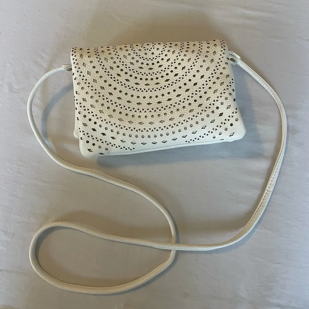 Street Level. White crossbody leather punch fold over purse - Image 5